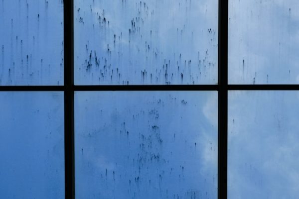 Mycie przeszklonej elewacji wodą demineralizowaną